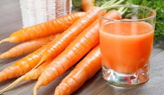 Uống gì để ra kinh nguyệt – Nước ép cà rốt